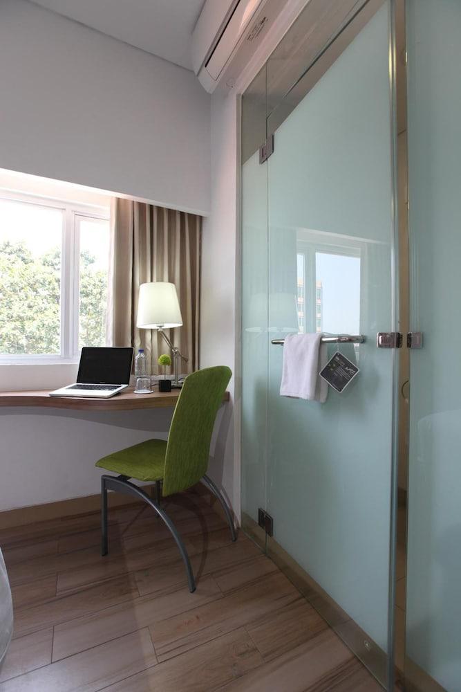 Whiz Hotel Cikini Jakarta Eksteriør bilde
