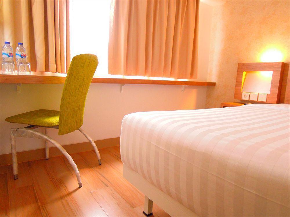 Whiz Hotel Cikini Jakarta Eksteriør bilde