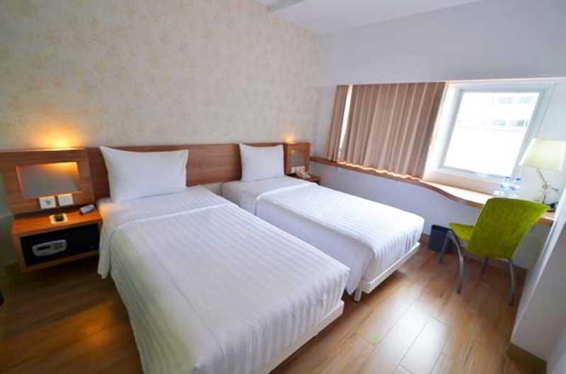 Whiz Hotel Cikini Jakarta Eksteriør bilde